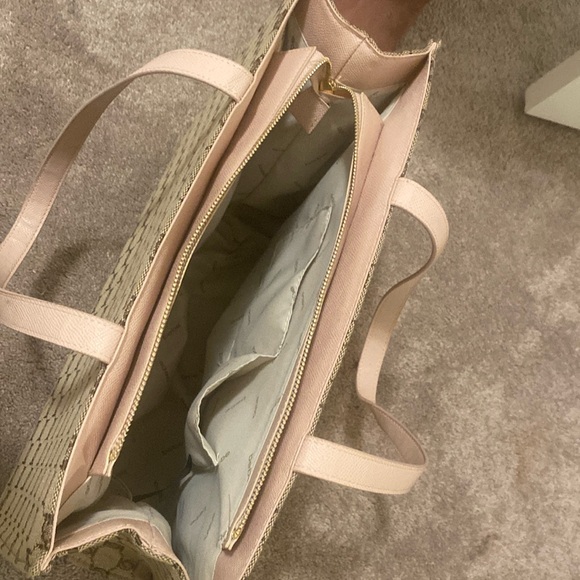 bebe tote bag never used. selling because i got a new bag - Picture 3 of 4